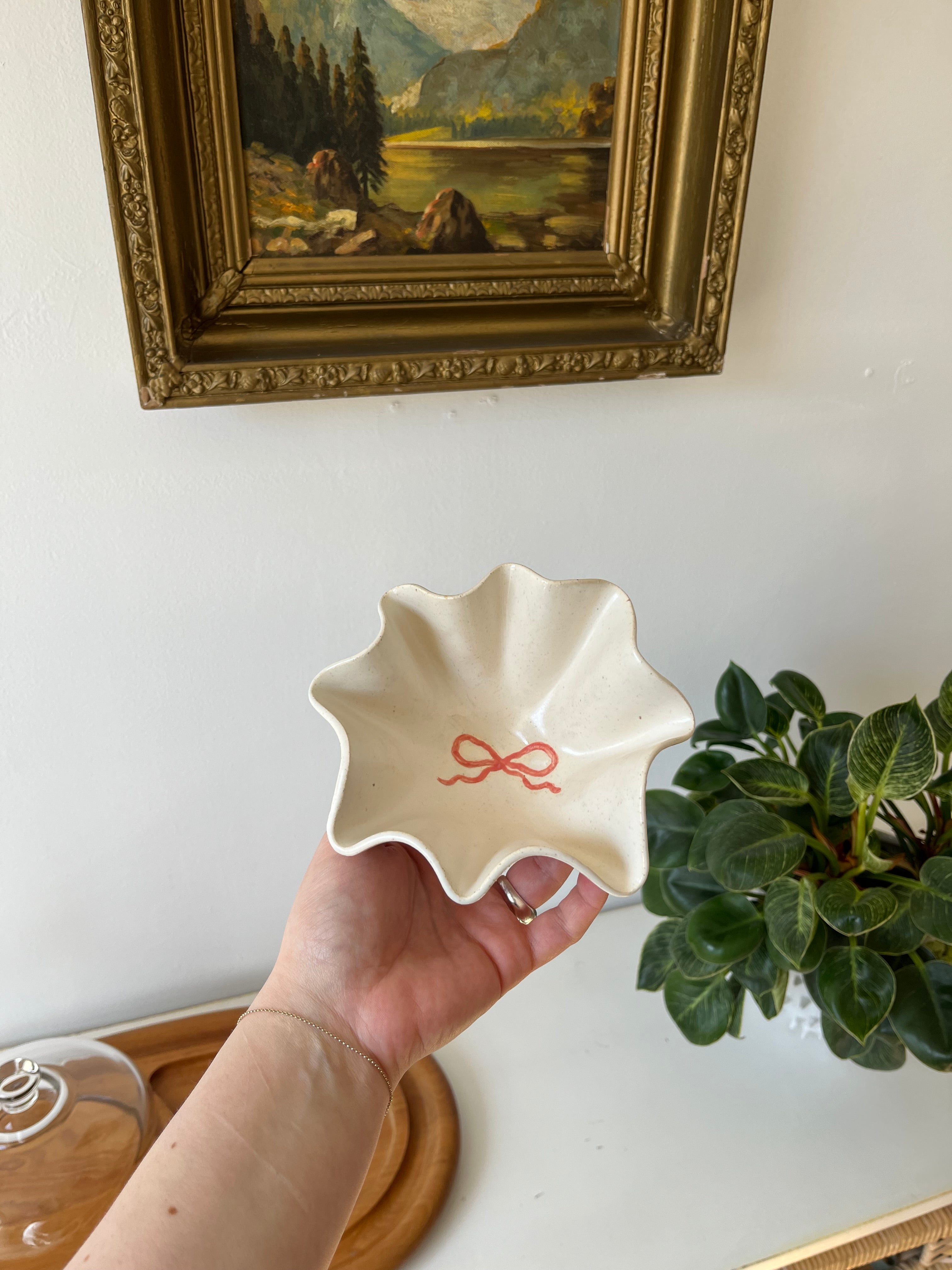 Small Ruffle Bowl with Bow